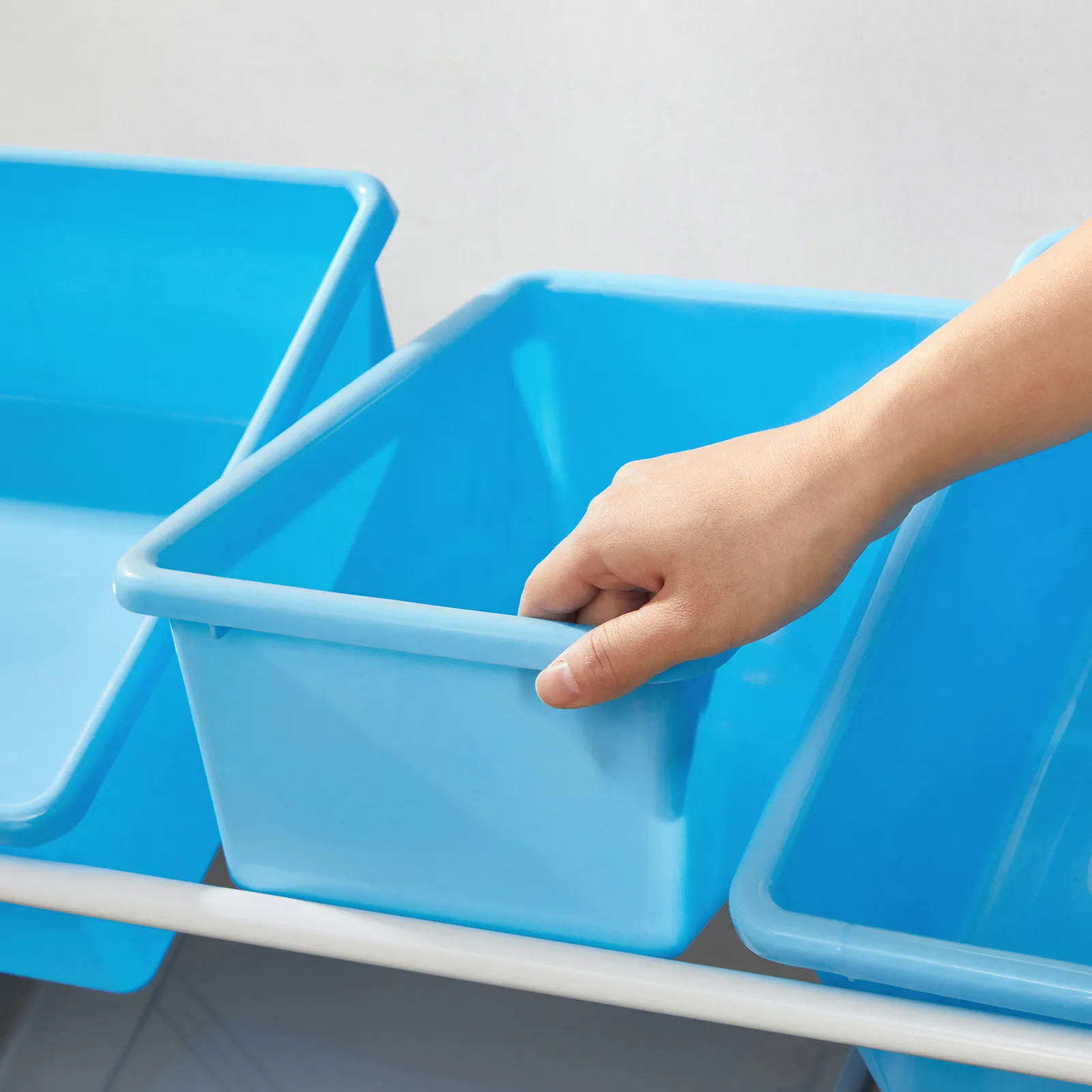 Lentyna žaislams su 16 plastikinių dėžučių UGKR070W03 SONGMICS Lentyna žaislams su plastikinių dėžučių UGKRW