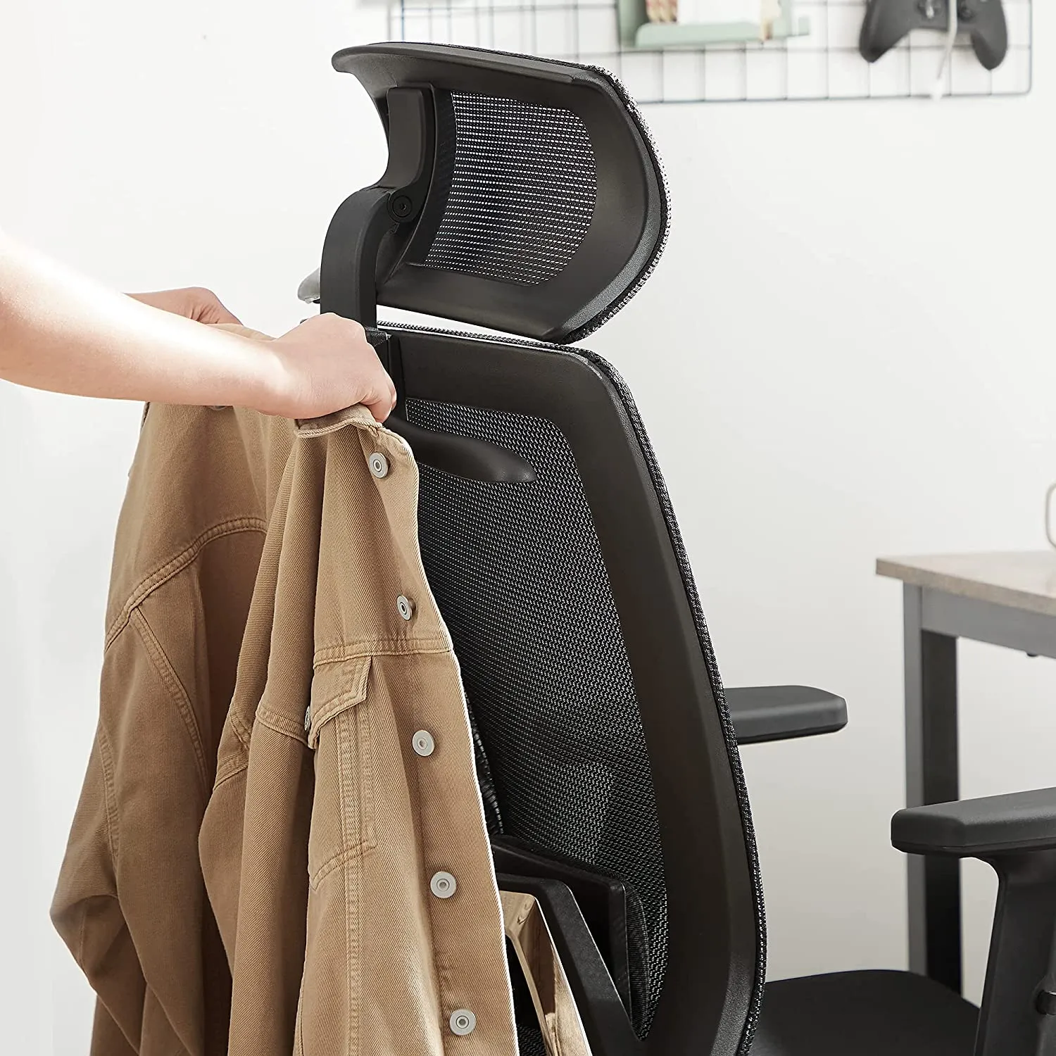 Moderni ergonominė biuro kėdė su tinkleliu ir kabykla Moderni ergonominė biuro kėdė su tinkleliu ir kabykla Akcija