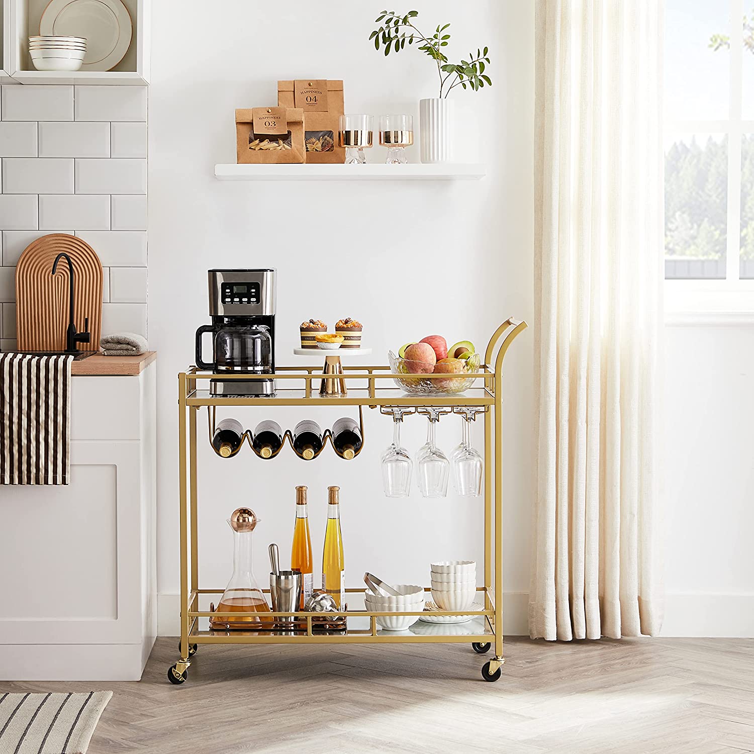 Virtuvinis vežimėlis auksinės spalvos su vyno laikikliais ir veidrodinėmis lentynėlėmis 3