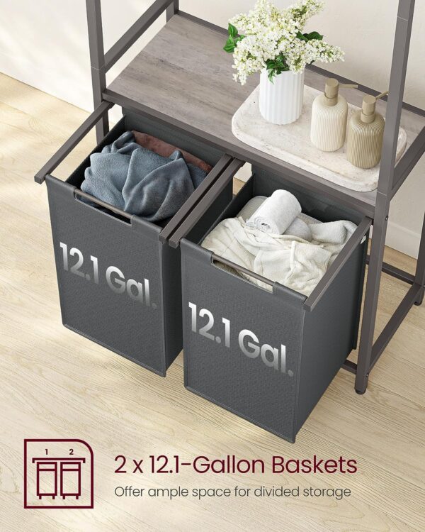 Atvira vonios lentyna pilkšvos medienienos spalvos su skalbinių krepšiais ir drabužių kabykla 4