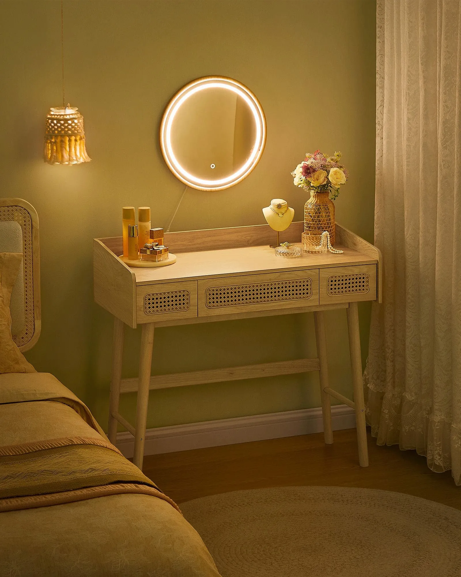 Kosmetinis stalelius Boho stiliaus kreminio ąžuolo spalvos su apvaliu vedrodiu ir LED apšvietimu Kosmetinis stalelius Boho stiliaus kreminio ąžuolo spalvos su apvaliu vedrodiu ir LED apšvietimu Akcija