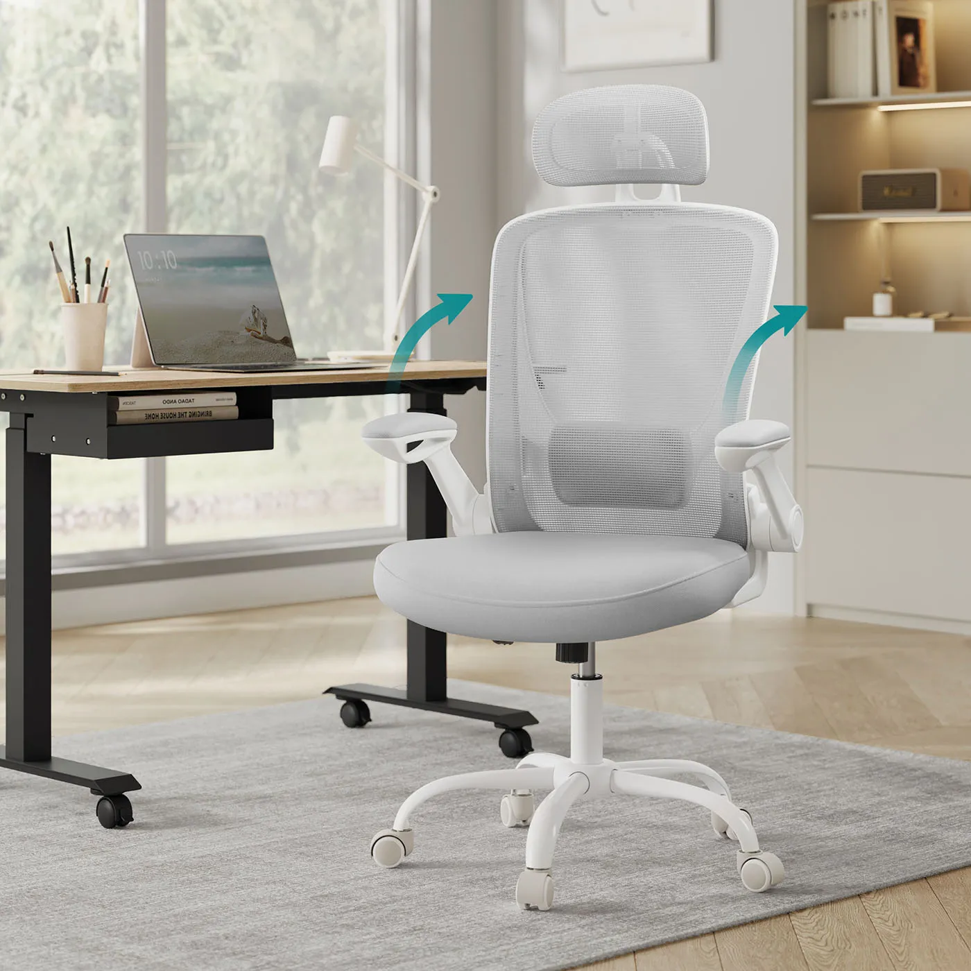 Šviesiai pilka ergonominė biuro kėdė su atramai galvai Šviesiai pilka ergonominė biuro kėdė su atramai galvai Biuras