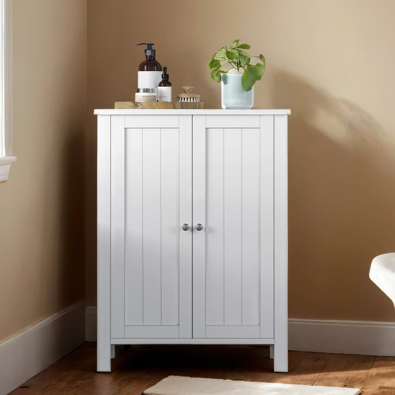 Pastatoma vonios spintelė, balta, dekoruota baltomis linijomis Pastatoma vonios spintelė, balta, dekoruota baltomis linijomis